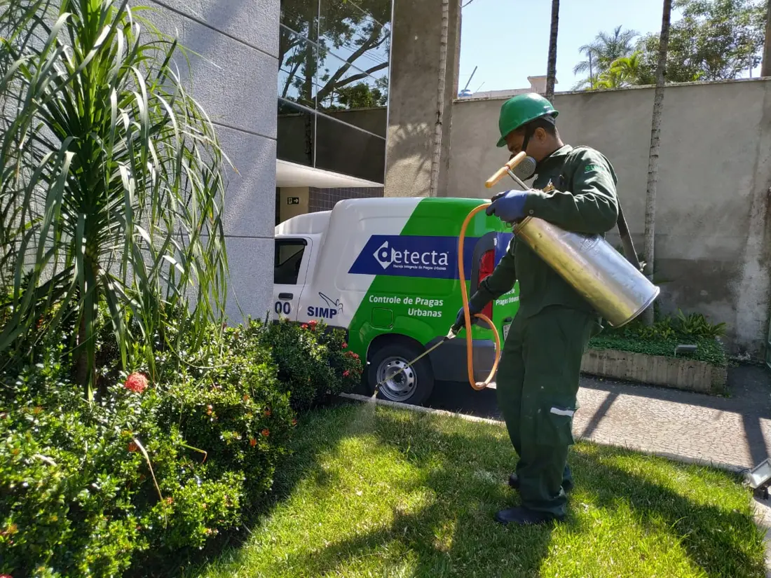 Técnico da Detecta ao lado do veículo da empresa