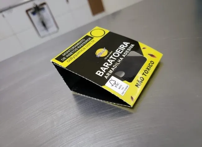Armadilha adesiva não tóxica sobre bancada de inox