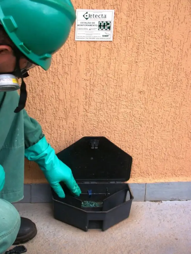 Técnico da Detecta instalando porta-isca para roedores